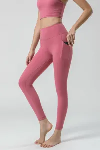Gros plan d'un pantalon de yoga rose pour femme taille haute avec une poche latérale pratique.