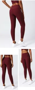 Gerippte, hochgeschnittene Yoga-Leggings und Sport-BH im Set in Bordeaux für das Training.