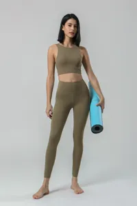 Vue détaillée de l'ensemble de yoga kaki pour femmes, haut court et leggings pour le fitness.