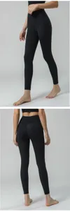 Detailansicht schwarzer High-Waist-Yogahose, zeigt elastische Passform und po-hebendes Design.