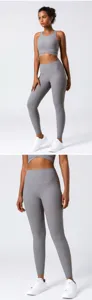 Detailansicht der grauen gerippten High-Waist Sportleggings und des Fitness-Sets im Nahbereich.