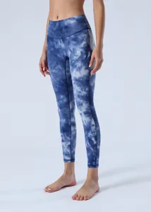 Λεπτομέρεια σε μπλε tie dye ψηλόμεσο κολάν γιόγκα, αθλητικό παντελόνι γυμναστικού.