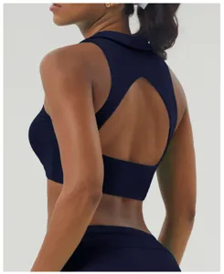 Vue arrière détaillée d'un soutien-gorge de sport bleu foncé avec découpe pour le yoga.