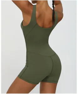 Rückansicht des olivgrünen Yoga Jumpsuits mit breiten Trägern, figurformender Sport Romper.