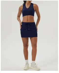 Ensemble crop top de sport et jupe cargo pour femmes, idéal pour fitness, yoga et course.