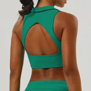 Soutien-gorge de sport vert dos nu pour femme, haut de fitness élégant avec revers.