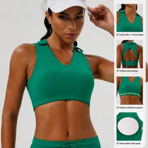 Débardeur de sport vert à col revers, dos nu évidé, ourlet élastique et coussinets intégrés.
