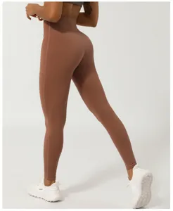 Detailansicht der hochtaillierten Crossover V-Shape nahtlosen Yogaleggings in Braun.