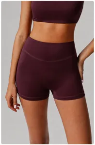 Short de yoga fitness taille haute pour femme en rouge cerise, pantalon de sport gainant.