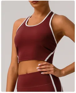 Vue détaillée d'un soutien-gorge de sport pour femmes avec élégantes bordures contrastées.
