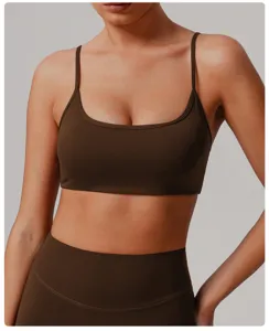 Vista di dettaglio di un reggiseno sportivo marrone con spalline sottili e scollo quadrato.