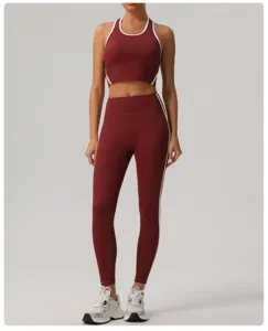 Vue détaillée de l'ensemble de sport contrasté pour femmes, soutien-gorge et leggings.