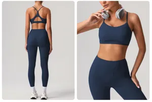 Vue détaillée du soutien-gorge de sport bleu foncé et du legging taille haute en tissu doux et sec.