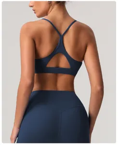 Vue détaillée du soutien-gorge de sport de yoga bleu foncé et des leggings assortis.