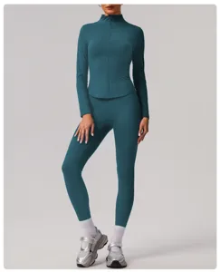 Detailansicht der Damen Yoga Jacke mit Stehkragen, Reißverschluss und langen Ärmeln.