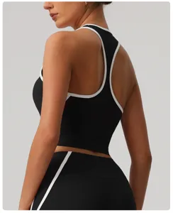 Vue détaillée du soutien-gorge de sport noir à dos nageur avec bordure contrastée blanche.