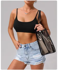 Dettaglio ravvicinato di elegante crop top nero con shorts in denim per fitness e tempo libero.