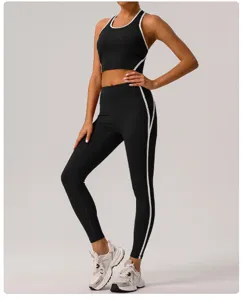 Ensemble de sport élégant pour femme, soutien-gorge de sport noir et legging de yoga.