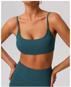 Set reggiseno sportivo e pantaloni da yoga verde scuro, abbigliamento da fitness per donna.