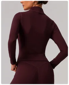 Damen Langarm Sportjacke mit Reißverschluss in Burgund, figurbetont für Yoga und Laufen.