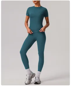 Detailed view of the teal short-sleeve fitness top and yoga leggings set, stretchy activewear.