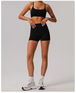 Vue détaillée du short de yoga taille haute, design sans couture pour ventre plat et fessier.