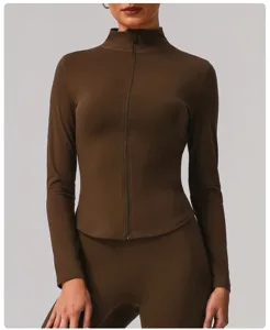 Detailansicht der braunen Damen Sportjacke mit Reißverschluss, figurbetontes Oberteil.