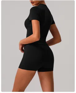 Top de sport noir à manches courtes et short de yoga taille haute, détail vue arrière.