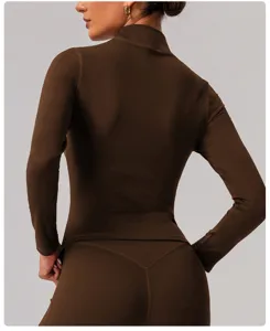 Details der braunen Stehkragen Zip Yoga Jacke, schmale lange Ärmel Sport Lauf Oberteil.