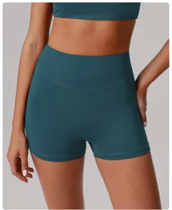Gros plan sur le short de yoga sans coutures taille haute avec contrôle de la taille.