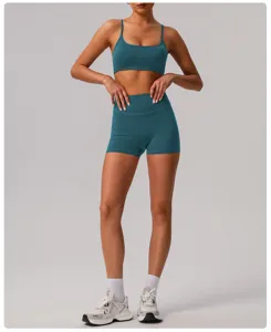 Vue détaillée de l'ensemble de yoga athlétique avec short taille haute confortable.