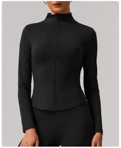 Detailansicht der schwarzen Yoga Jacke mit Stehkragen und Reißverschluss, schlanke Sportbekleidung.