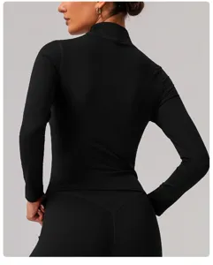 Schwarze langärmelige Yoga-Jacke Detailansicht mit Reißverschluss für Sport und Laufen.