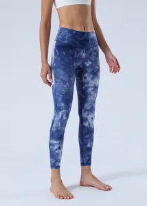 Λεπτομέρεια κολάν γιόγκα tie-dye ψηλόμεσου, με σχέδιο χωρίς ραφές και ελαστικό ύφασμα.