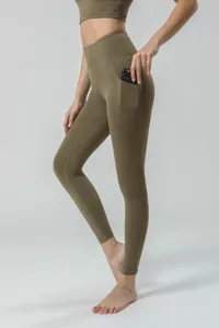 Leggings de yoga taille haute vert olive avec poche latérale, détail de pantalon de sport.