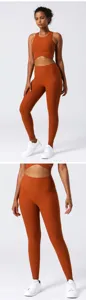 Nahaufnahme von gerippten High-Waist Fitness-Yogaleggings und Sport-BH mit Kreuzriemen.