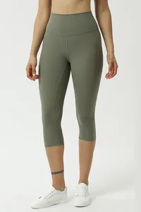 Nahaufnahme von Damen High-Waist Capri Yogahosen, weicher, angerauter Stoff, bequeme Passform.