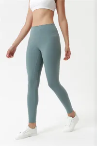 Dettaglio leggings yoga cropped vita alta, pantaloni fitness elasticizzati slim.