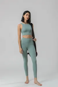 Gros plan détaillé de l'ensemble de yoga taille haute respirant et texturé extensible.