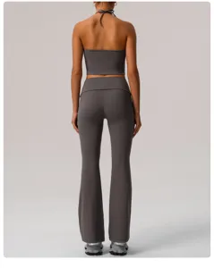 Vista trasera de los pantalones de yoga acampanados grises y top halter, detalle.