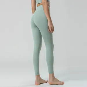 Detailansicht der taillierten Yoga-Leggings mit Push-up-Effekt und elastischem Material.