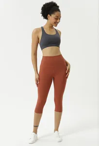 Bequemes Yoga Outfit mit hochtaillierten Leggings und Sport-BH, weicher gebuersteter Stoff.