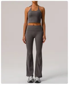 Vista detallada del conjunto de yoga gris para mujer con top corto halter y pantalones campana.