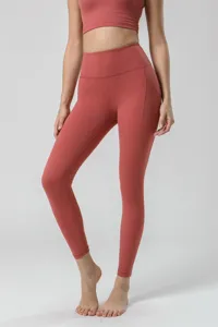 Vista detallada del pantalón de yoga de talle alto con bolsillo lateral y tela suave para entrenar.