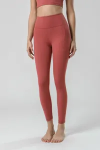 Vista detallada de pantalones de yoga de cintura alta con bolsillos y leggings deportivos para mujer.