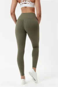 Vista posteriore dettagliata di leggings sportivi verde oliva a vita alta e tessuto traspirante.