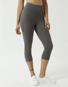 Detailaufnahme von High-Waist Capri-Yogahose, weicher Stoff, bequeme Passform.