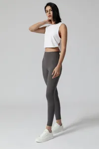 Dames sportswear set met een witte crop tanktop en grijze yoga leggings met hoge taille.