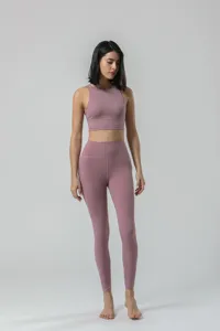 Vue détaillée de l'ensemble de yoga taille haute sans couture avec poches pratiques.
