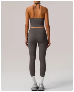 Conjunto deportivo gris con top corto halter y leggings de yoga de tiro alto fitness.